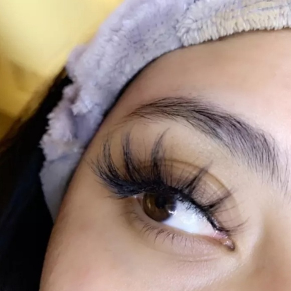 Allura Mink Lashes - Picture 4 of 8